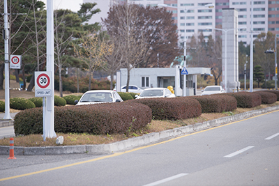 정문에 있는 화단이 교차로에서 발생하는 교통사고의 원인으로 지목되고 있다 /양현우 기자