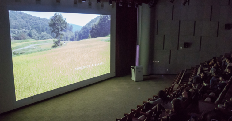 지난 26일, 학우들이 본교 학술문화관(E9)에서 열린 영화감상회‘ 단풍시네마’를 즐기고 있다. (ⓒ홍보실 제공)