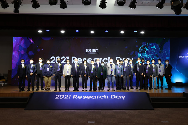 학술문화관(E9) 정근모콘퍼런스홀에서 6회째 개최된 2021 리서치 데이 (홍보실 제공)이광형 총장과 이날 수상한 수상자들이 2021 리서치 데이 기념사진을 찍고 있다.
