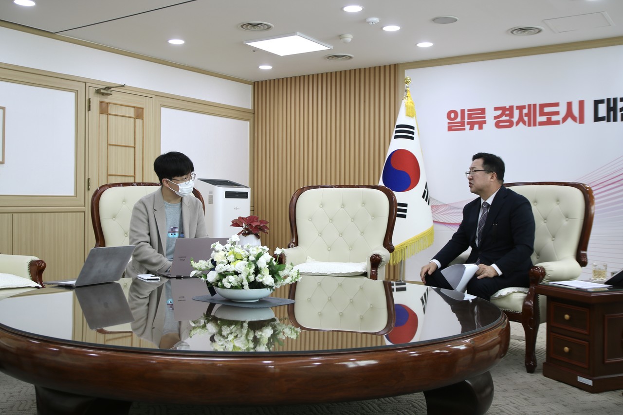 지난 2일, 대전시청에서 이장우 대전시장 인터뷰를 진행했다. (조현준 학우 제공)