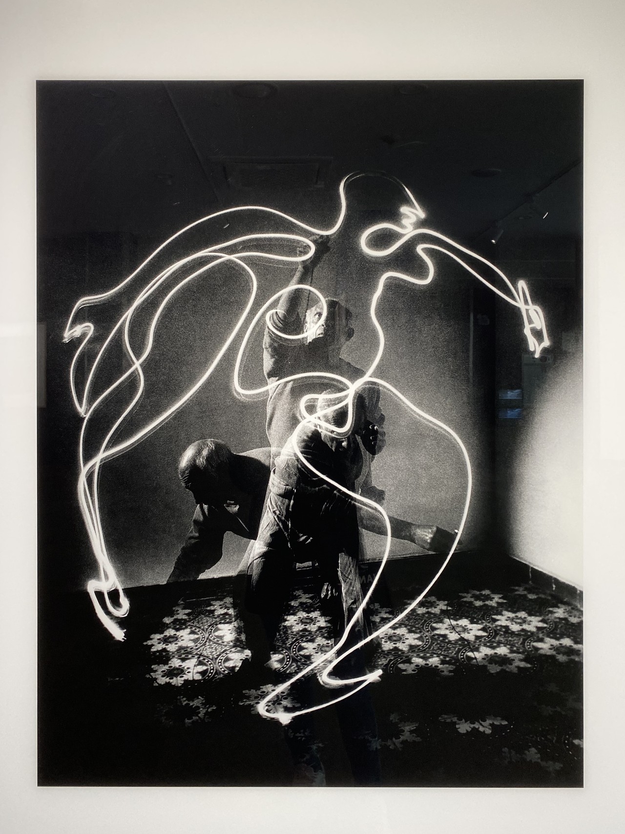 파블로 피카소가 손전등을 사용하여 허공에 그린 사람의 모습을 다중노출로 촬영한 사진 (욘 밀리, 1949)©배가현 기자