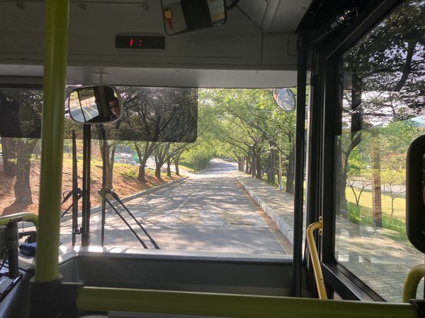 특구1번 버스를 타고 학교의 풍경을 즐길 수 있다.