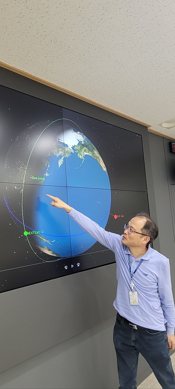 지상국에서 박성옥 팀장이 위성 궤도를 설명하고 있다.                                                        임해찬 기자