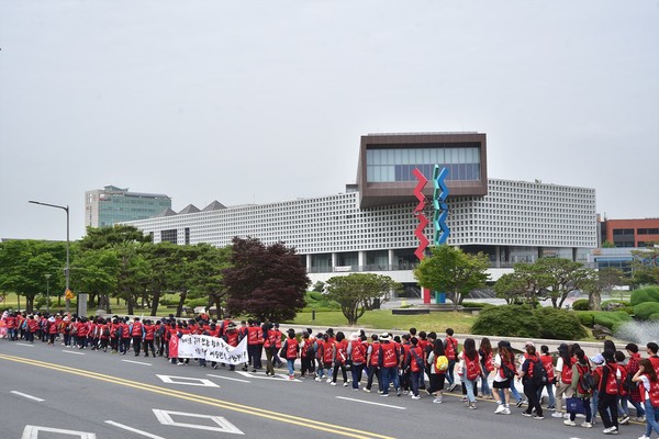 지난달 22일, 노동조합 조합원들이 우리 학교에서 행진하고 있다.                이상호 지회장 제공