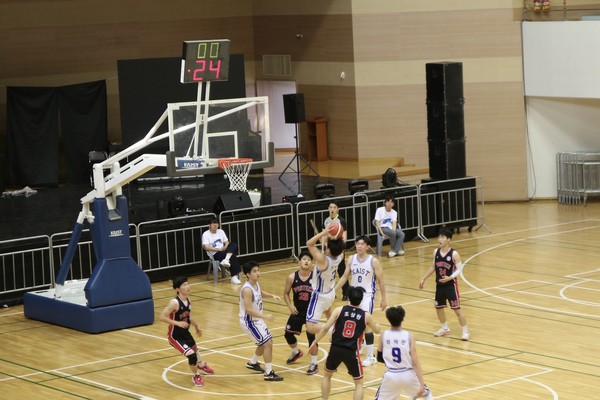 우리 학교의 농구 종목 선수가 슛을 던지고 있는 순간이다.                                       © 김민주 기자