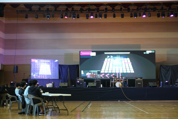AI 종목 선수단이 전면 화면으로 게임을 지켜보고 있다.© 김민주 기자