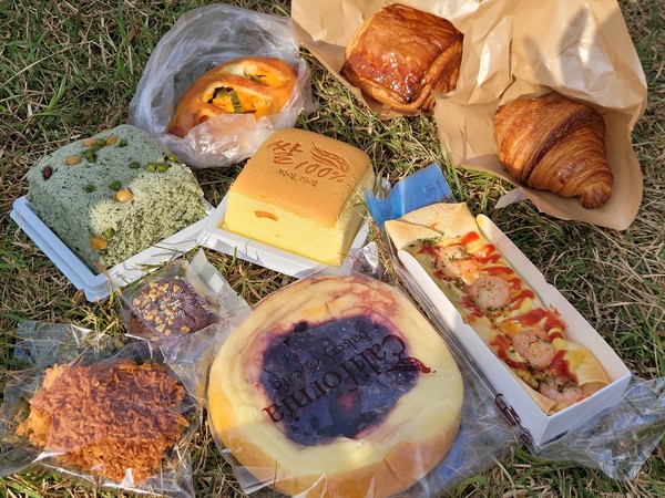 사진 2. 빵축제에서 구매할 수 있었던 몇 가지 빵의 모습이다.                                                                          ©방민솔 기자